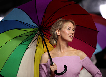 Renee Zellweger with a multicolor umbrella on her shoulder